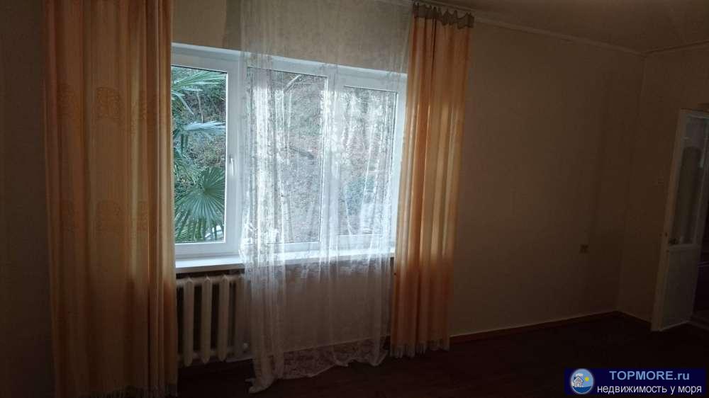 Хоста - прибрежный посёлок примерно посередине между центром Сочи и Адлером. Детские сады,школы,магазины,море и...