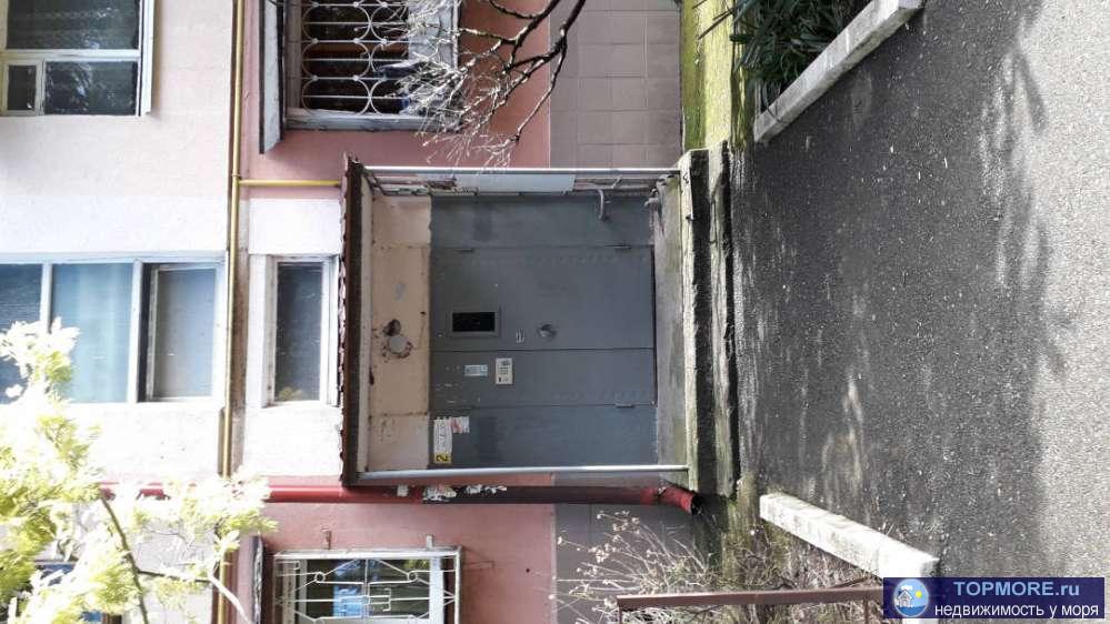 Продаю трехкомнатную квартиру с хорошей планировкой, но пребующей ремонта. Комнаты изолированы, в одной из комнат... - 2