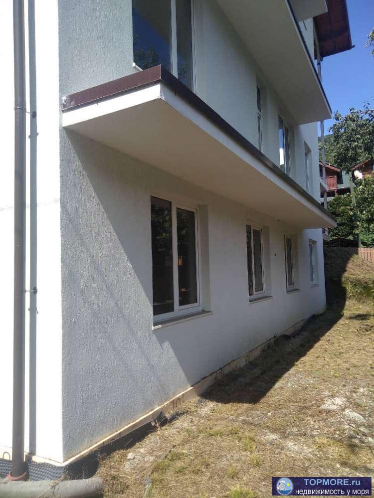 Трехэтажный дом с цокольным этажом. Высокие потолки, свободная планировка. Три помещения с отдельным входом через... - 1