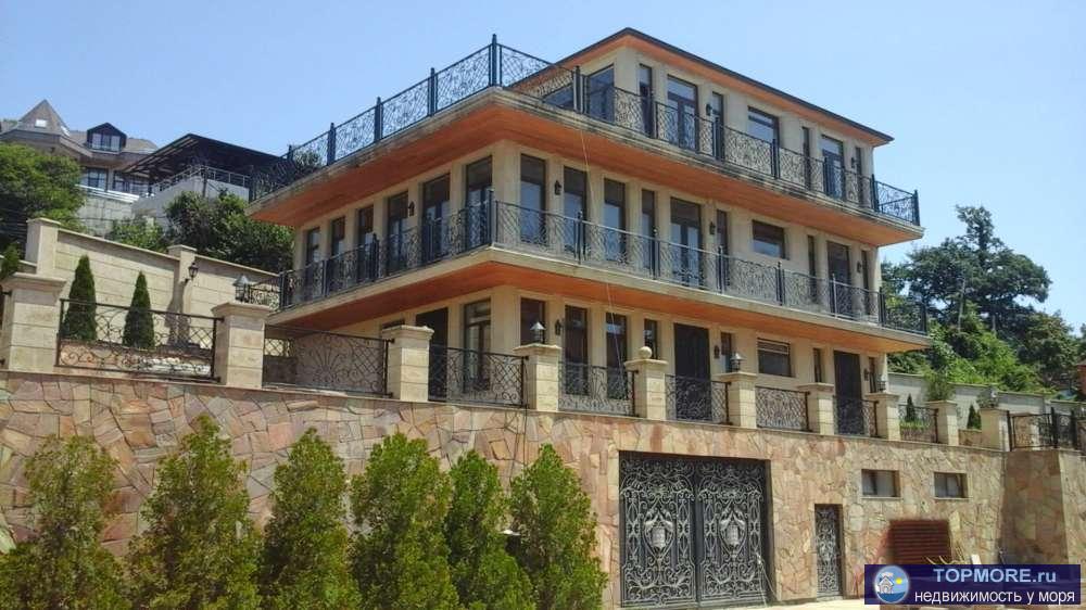 Продается трехэтажный жилой дом общей площадью 400 кв.м на 14 сот. земли в Хосте на  Новороссийском шоссе от моря 500...