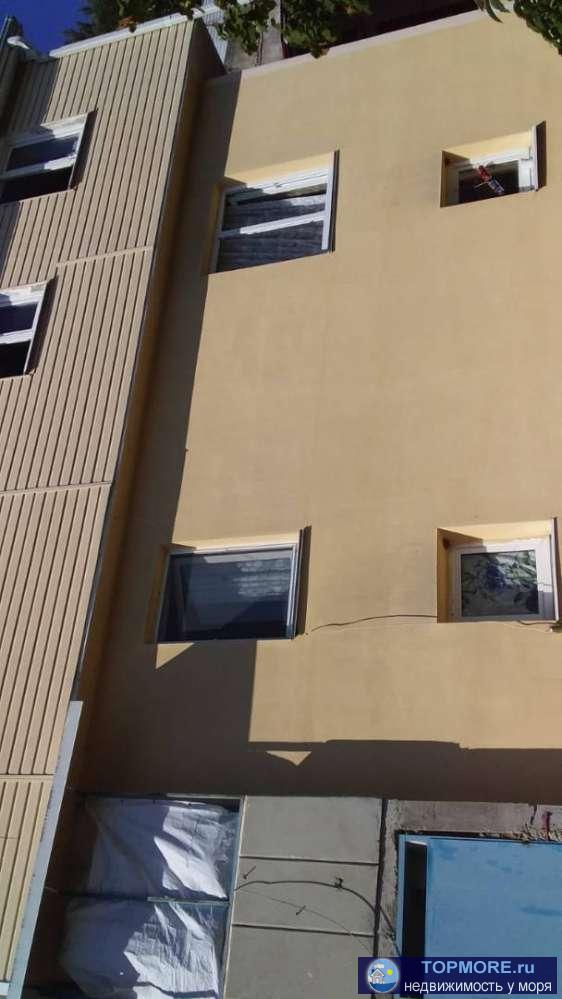 Капитально построенный дом 3 этажа по ул Высокогорной. Находится в 20 м от трассы. Крытый навес под гараж где можно... - 1