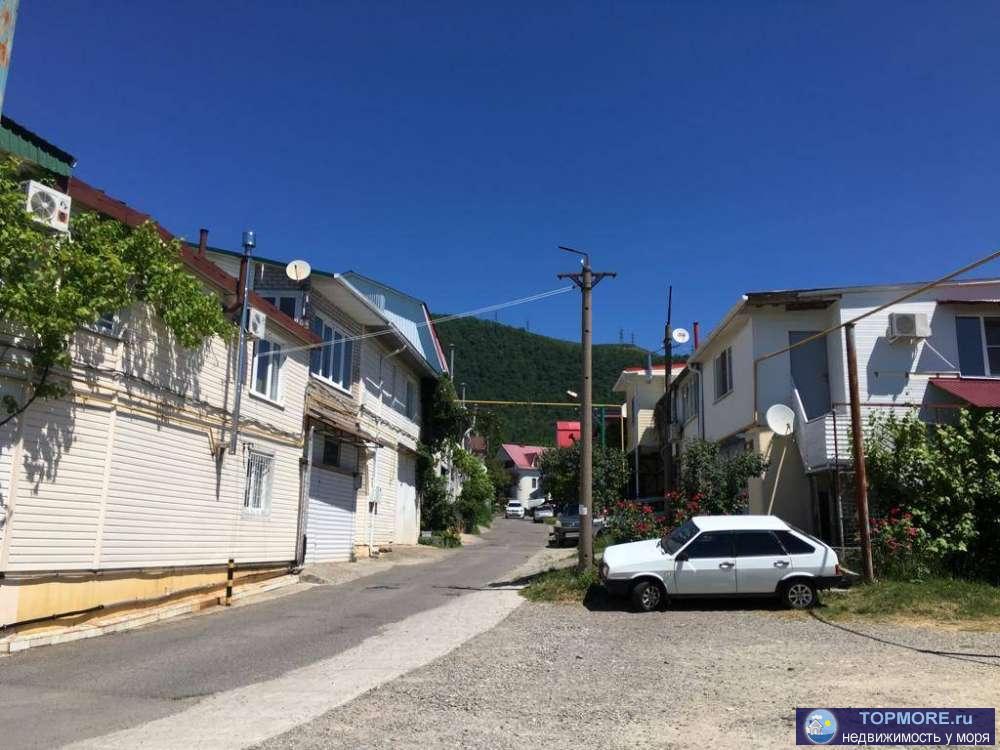 В курортном поселке Лазаревское в 30 минутах от моря.Продается трехэтажный таунхаус.120 кв.м. В таунхаус вход с двух...