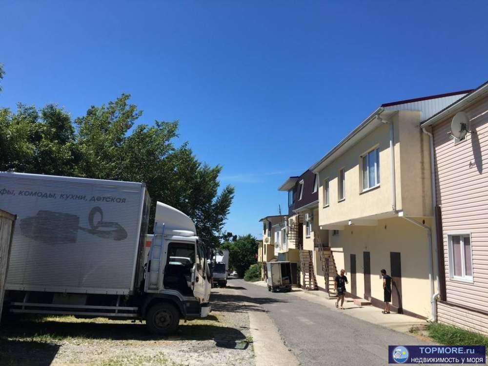 В курортном поселке Лазаревское в 30 минутах от моря.Продается трехэтажный таунхаус.120 кв.м. В таунхаус вход с двух... - 2