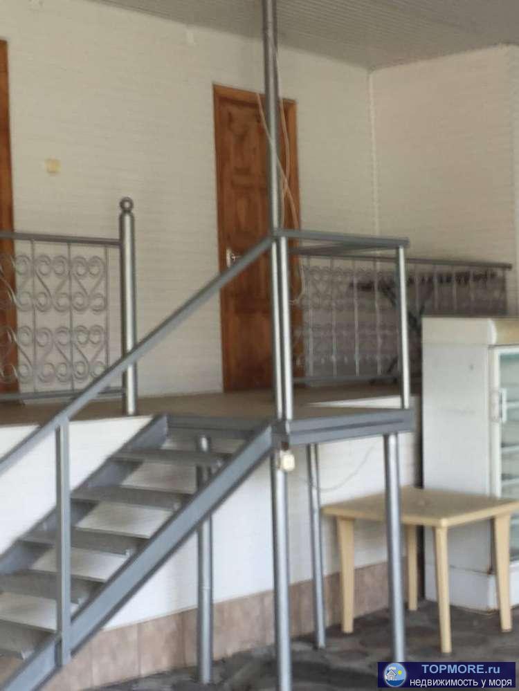 Дом площадью 130,3 м2, 2 этажа, стены бетонные обшиты сайдингом, все коммуникации, также на участке не большая...