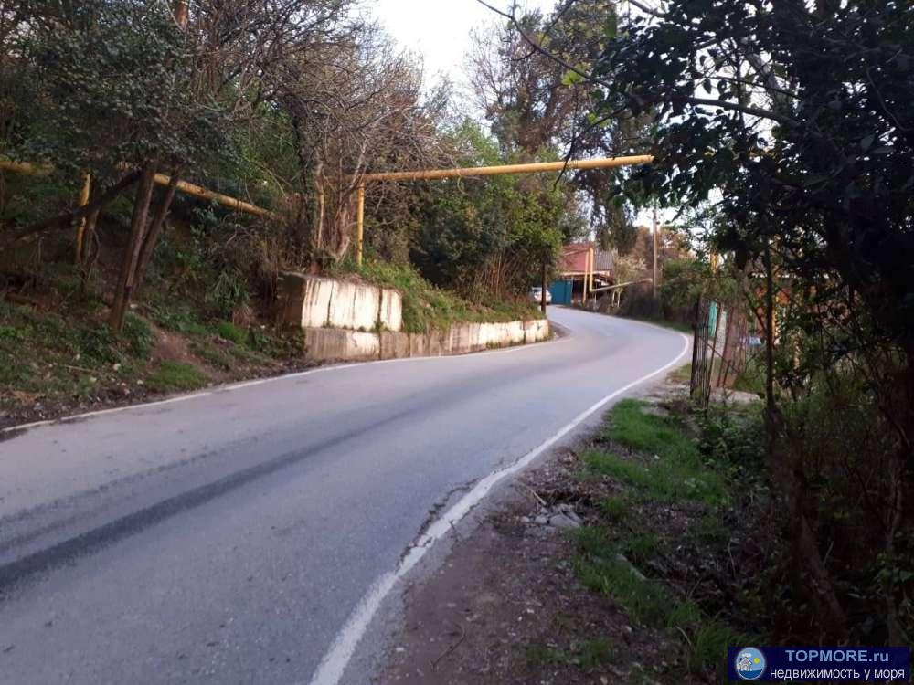 Домовладение, площадью 50 м2, на участке земли площадью 11 соток. Расположен в 3 км от Хосты. На территории... - 1