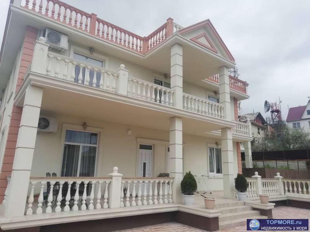 Шикарный дом. 7 комнат, кухня и гостинная. Фундамент - подушка на сваях, дом монолитный с блочным наполнением....