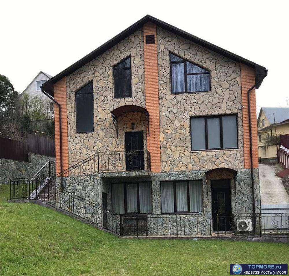 Дом, двор и забор, выложены натуральным алтайским камнем использована трехцветная световая гама, камень не тускнеет,...