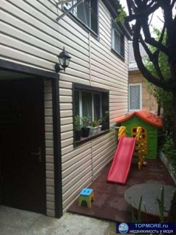 Срочно продаю половину дома, 2 этажа. Отопление , горячая вода. Хороший ремонт. Небольшой дворик, баня на территории....