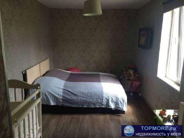 Срочно продаю половину дома, 2 этажа. Отопление , горячая вода. Хороший ремонт. Небольшой дворик, баня на территории.... - 1