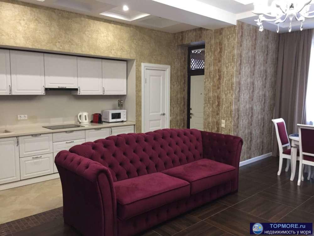 Продается дом в Эстосадке. Первый этаж - кухня-гостиная с камином, кладовка, санузел, зона барбекю под крытой... - 1