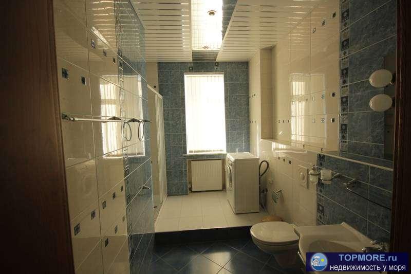 Предлагаю вашему вниманию качественный и обустроенный дом. В доме  большая гостинная, кухня и три спальни, на нижнем...