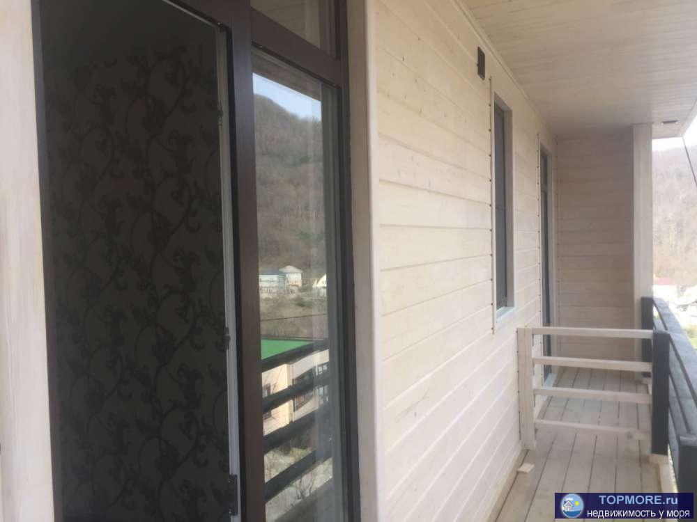 Новый дом! 3 изолированных комнаты на втором этаже с выходами на террасу! Огромная кухня гостинная в весь первый... - 1