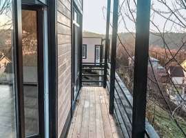 Новый дом! 2 изолированных комнаты и огромная кухня гостинная!...