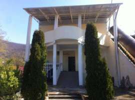 Продается удобный просторный дом на улице Абовяна.
Дом 200кв.м. В...