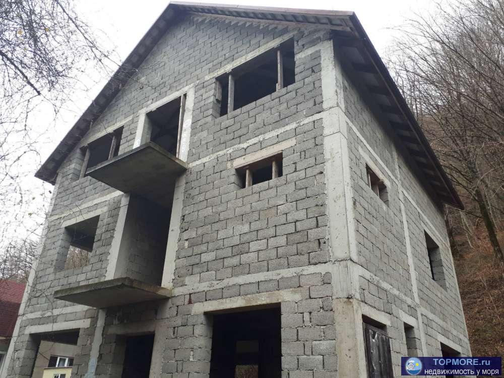 Продаю просторный трехэтажный дом в тихом и уютном месте в окружении зелени. Рядом протекает ручей, место тупиковое.