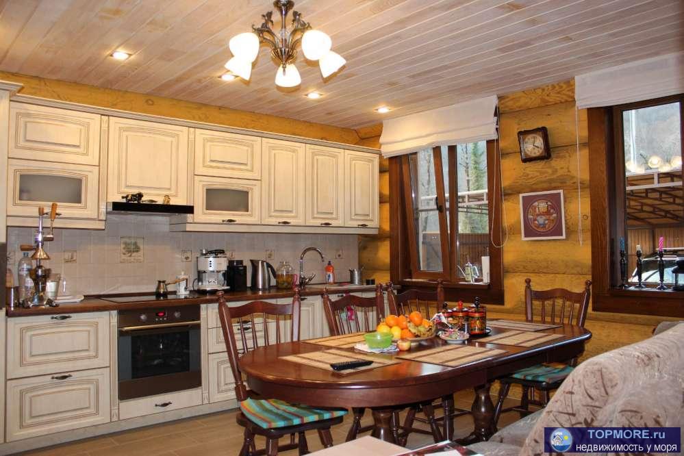 В доме 4 спальни, теплый пол, итальянская мебель. Закрытая территория, две минуты от дороги, потрясающий вид на горы,...