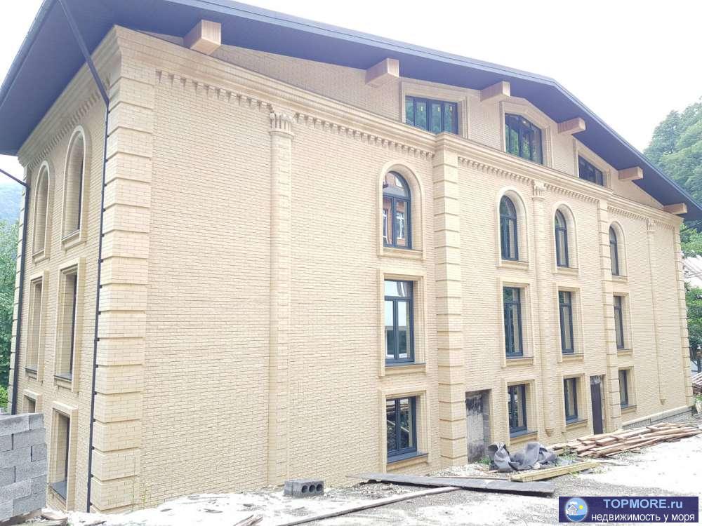 В продаже дом в Эсто-Садок, 900 м кв, 11-соток земли. Коммуникации центральные.  - 1