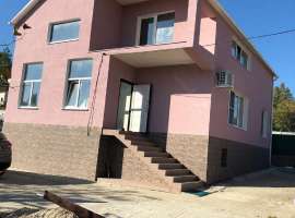 Добротный жилой дом в центре п.Черешня. В доме 2 этажа. На первом-...