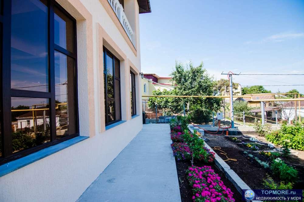 Предлагается коттедж в спальном районе центрального Сочи. Строение из 2 этажей общей площадью 520 м2 выполнено по...