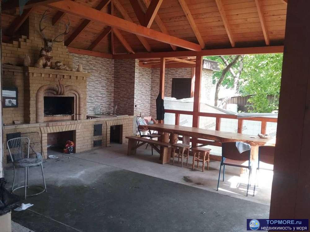 Новый дом построен из качественного материала, видно на фото, черновая, но электрика проведена, высота потолков 3,15....