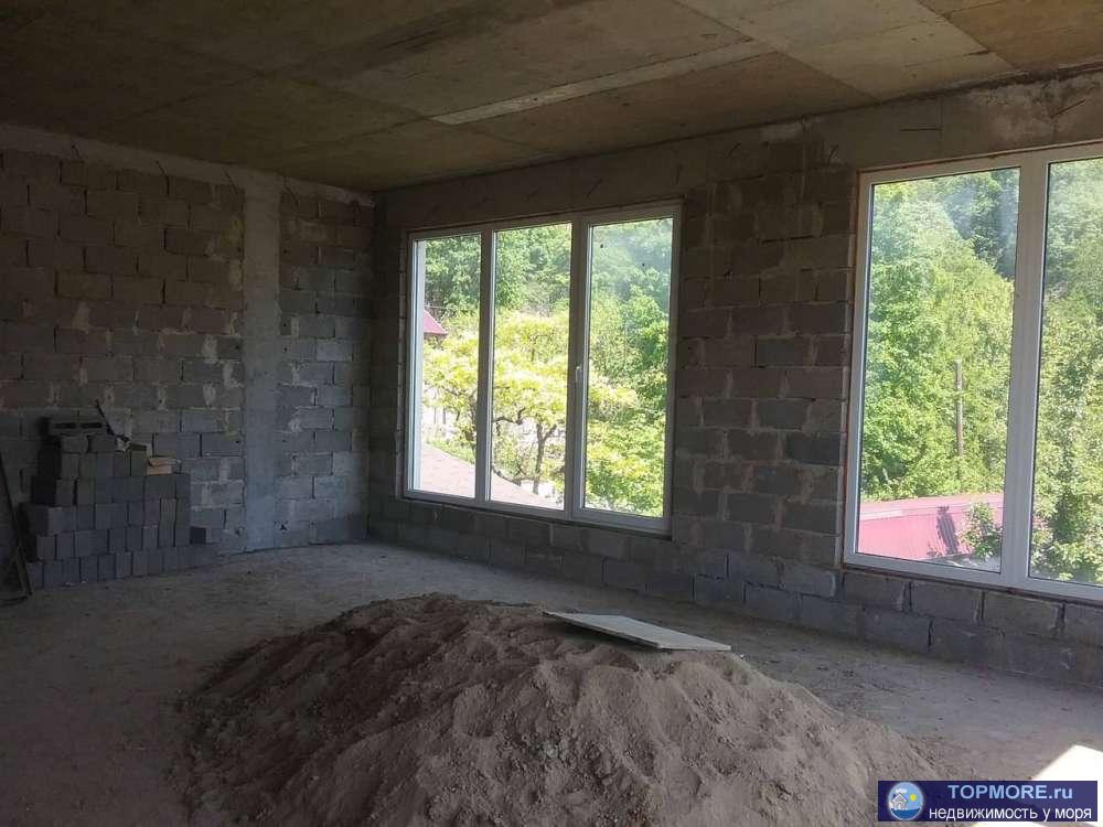 Новый дом построен из качественного материала, видно на фото, черновая, но электрика проведена, высота потолков 3,15.... - 2