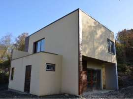 Продаётся 2-х этажный дом, 50 метров от остановки. Три спальни,...