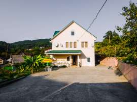 Продаю 3-х этажный дом, по ул.Абовяна, очень удобные подъездные...