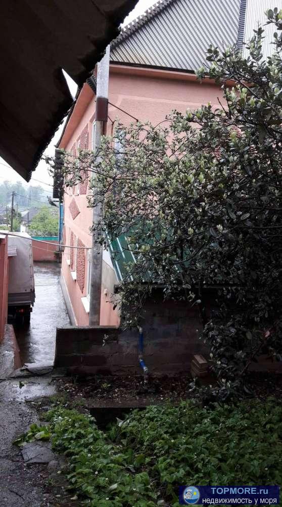 Продается уютный 3-этажный дом в черте города в Адлерском районе Сочи. Площадь - 210 кв.м. Дом расположен на равнине,... - 2