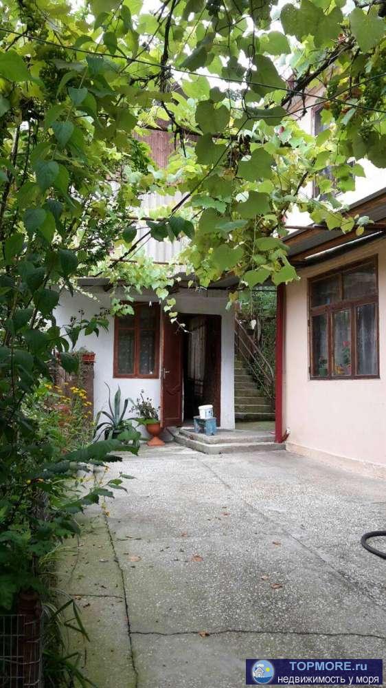 Продается половина двухэтажного дома на берегу реки в Молдовке! Общая площадь жилых 5 комнат составляет около 100 кв....