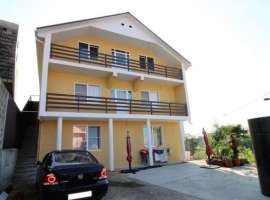 Продается гостевой дом в черте города,дому 3 года,есть своя...