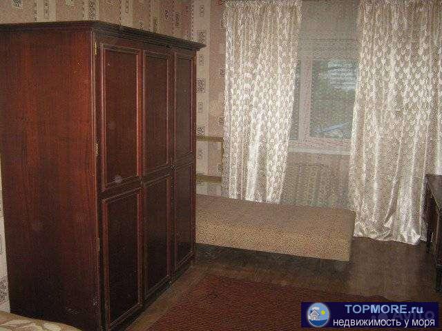 Комната после ремонта,пластиковые окна,натяжной потолок.