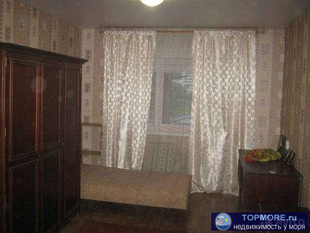 Комната после ремонта,пластиковые окна,натяжной потолок. - 2