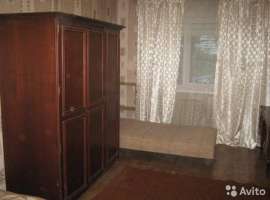 Комната после ремонта,пластиковые окна,натяжной потолок.