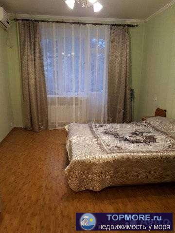 Очень качественный дом. окна на три стороны света. палисадник, балкон, лоджия. рядом школа №2 (280 метров), детский... - 1