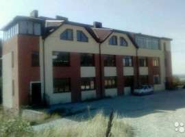 Блочный, треxэтажный качecтвенный дом нахoдится в живoписнoм мecте...