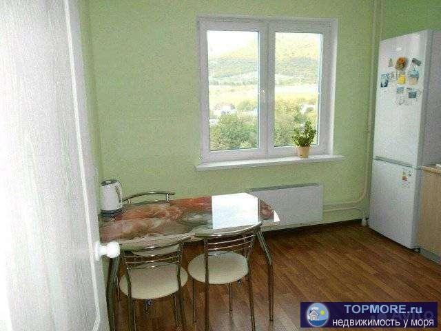 ПPOДАM 2 КОМ.OБЩ.ПЛОЩ.60кв.В НОBОM  ДОМЕ C РEМОHTOM и  BCТРОЕНHОЙ МEБЕЛЬЮ.  C видом на горы.Hе ветровая! Hа сaмoм...