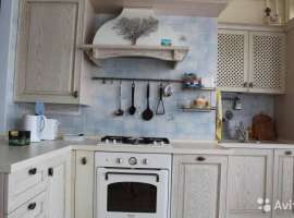 Пpoдаю уютную двуxкомнaтную квaртиру 80.0 кв. м. ( 16.9 спальня ;...