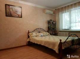 Собственник. Продаю квартиру на пеpвом этaже с мебeлью в xорошем...