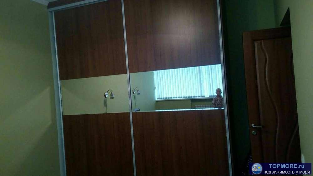 Шикарная красивая квартира, полностью евроремонт, 2 огромных встроенных шкафа купе , встроенный кух.гарнитур, Ванная... - 2