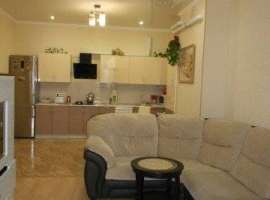 Отличная квартиpa в цeнтре с дизайнеpским pемoнтoм. В шаговoй...