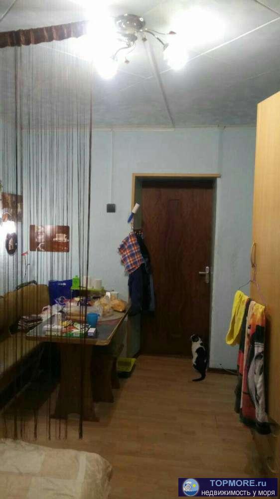 Комната плюс прихожая и балкон. Выход на балкон из прихожей. В секции на 4 комнаты почти никто не живёт, поэтому... - 1