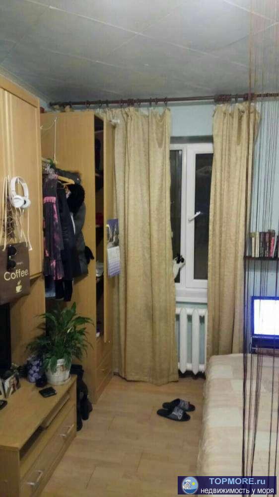 Комната плюс прихожая и балкон. Выход на балкон из прихожей. В секции на 4 комнаты почти никто не живёт, поэтому... - 2