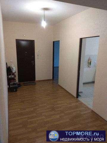 - До набережной 2,4 км (20-25 мин пешком) - Благодаря удобному расположению дома, в шаговой доступности магазины,...