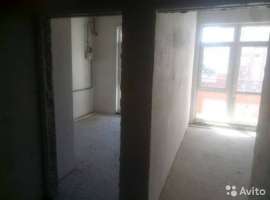 Отделка черновая, стены побелены, установлен котел. Есть балкон....