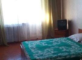 Двух комнатная с двумя балконами распашонкой квартира.большой...