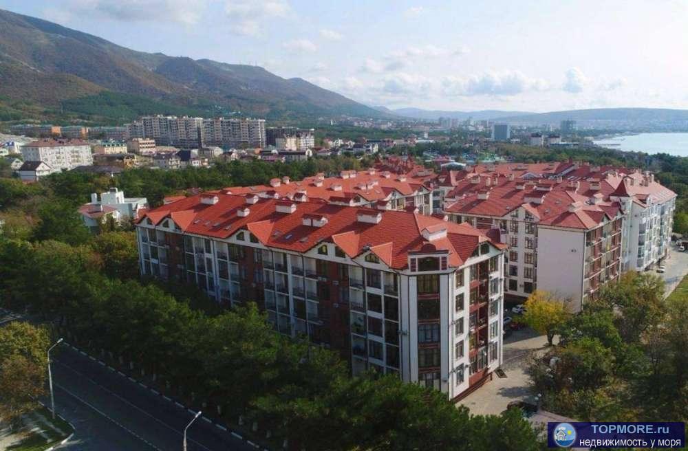 Жилой комплекс Дом у моря в Геленджике представляет собой два 5-этажных здания. С верхних этажей открывается... - 1