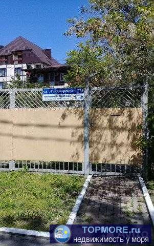 Продается земельный участок с жилым домом на 70 м2. Фасад 10.5м.  Участок расположен на главной улице города...