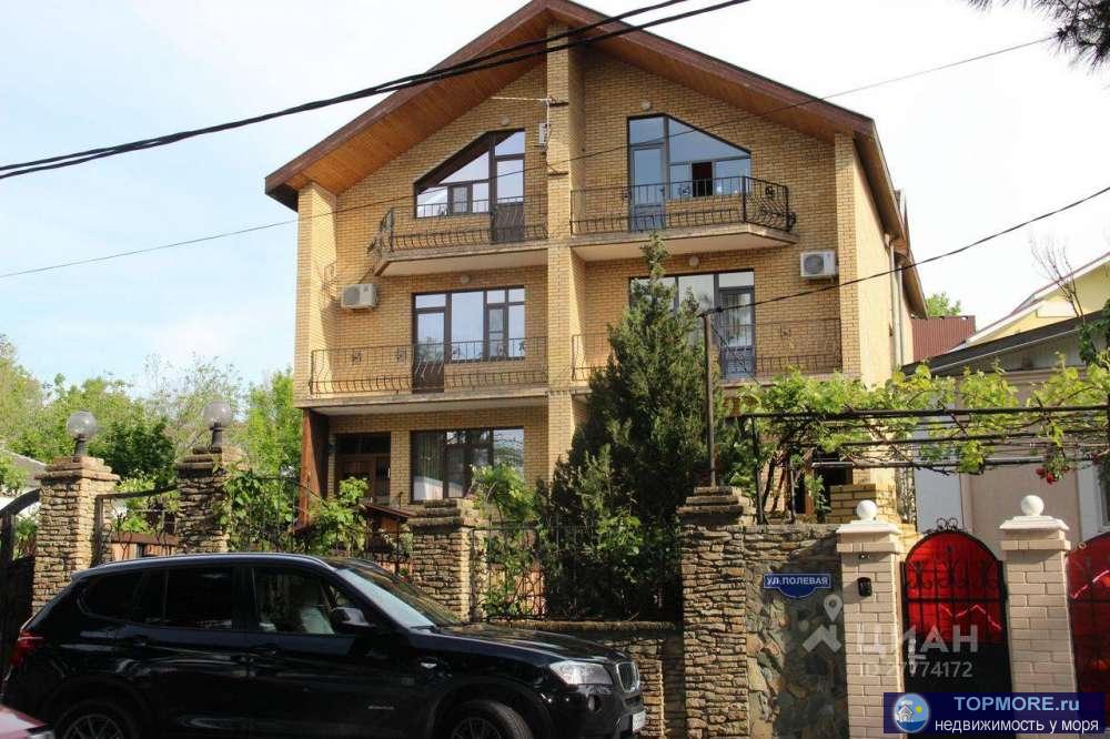 На срочной продаже в тихом центре г.Геленджик просторный 4-х уровневый, ухоженный кирпичный дом с высотой потолков...