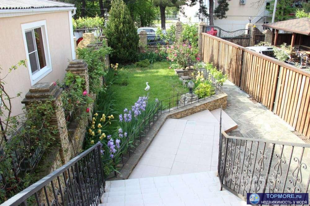 На срочной продаже в тихом центре г.Геленджик просторный 4-х уровневый, ухоженный кирпичный дом с высотой потолков... - 1