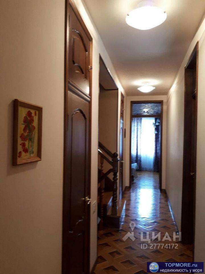 На срочной продаже в тихом центре г.Геленджик просторный 4-х уровневый, ухоженный кирпичный дом с высотой потолков... - 2